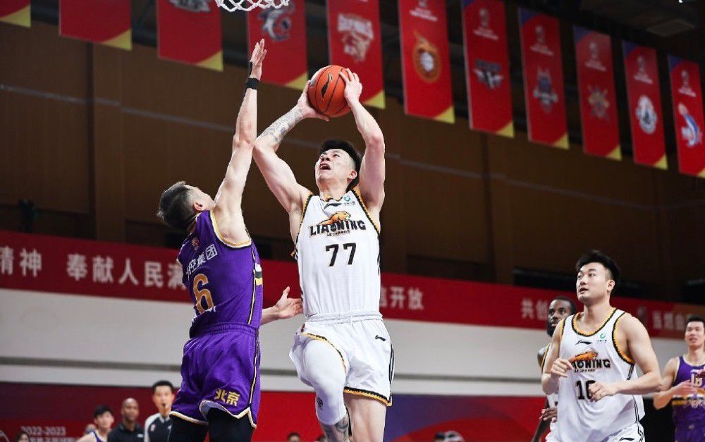 浓眉40+13詹皇14中5獭兔25+8+7湖人不敌绿军　NBA圣诞大战焦点战，湖人主场迎战凯尔特人，湖人上一场终结连败，目前16胜14负排在西部第9位，凯尔特人则是22胜6负高居东部榜首，本场比赛波尔津吉斯迎来复出。